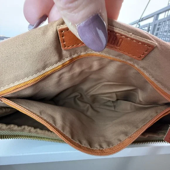 HOBO Fern Foldover Messenger bag in Pebbled Leather Taupe - Picture 11 of 13